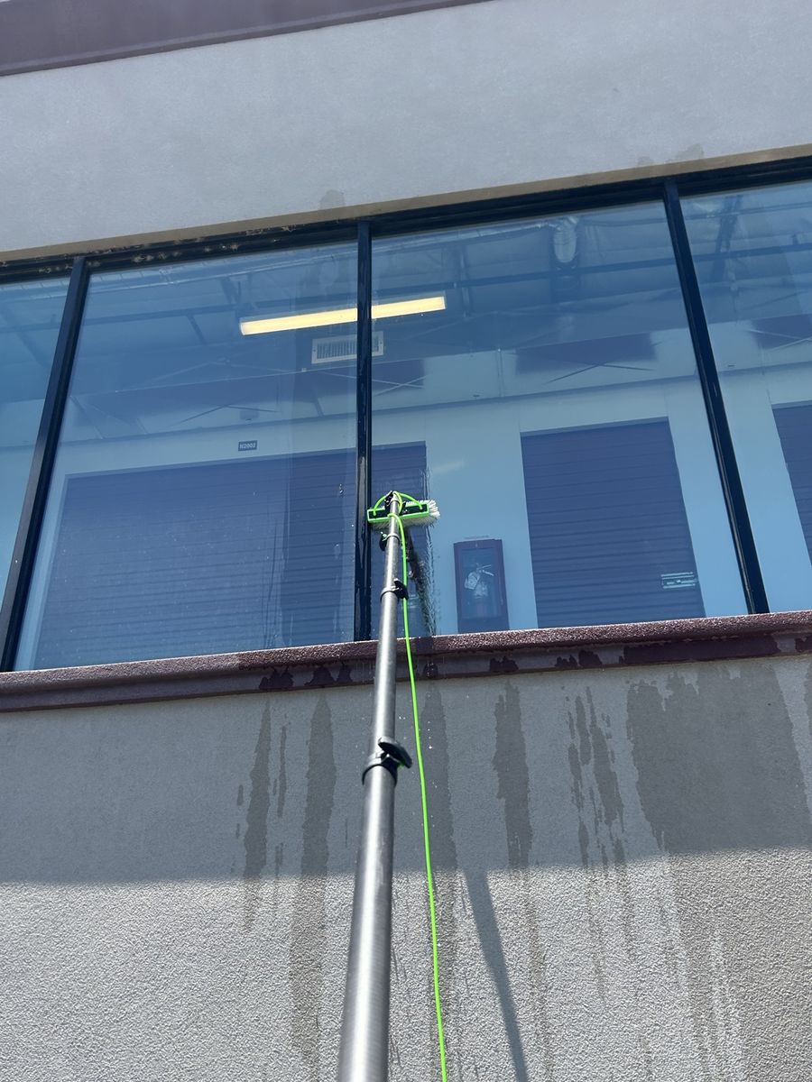 Water-fed pole reaching high commercial windows